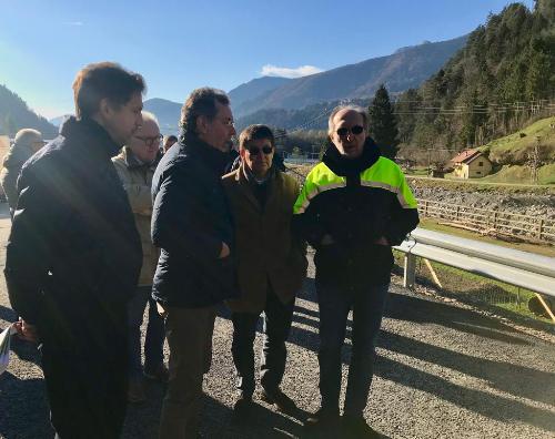 Il vicegovernatore della Regione con delega alla Protezione civile, Riccardo Riccardi, assieme all'assessore alle Infrastrutture e trasporti, Graziano Pizzimenti, durante il sopralluogo al cantiere di Comeglians.